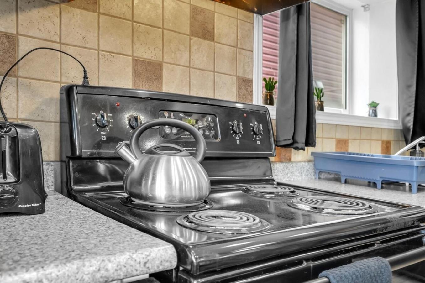 52-3 Bed Suite On Lake Central Ac By Airport Calgary Extérieur photo